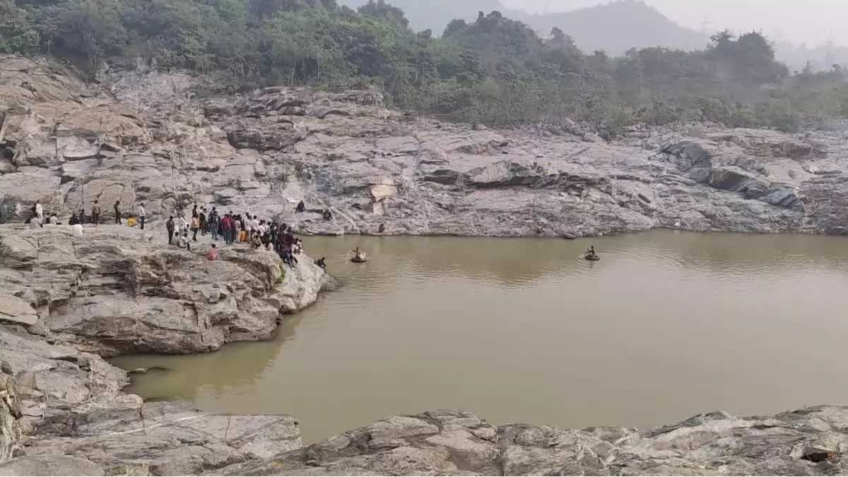 धनबाद के मैथन डैम में नहाने के दौरान तीन युवक डूबे, दो के शव निकाले
