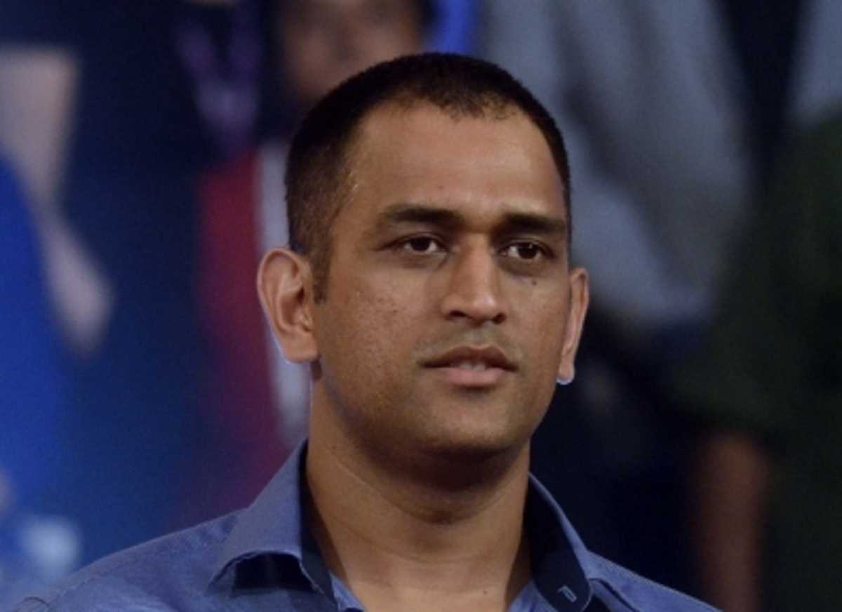 MS Dhoni ने लॉन्च किया भारत में बना कैमरा ड्रोन Droni,