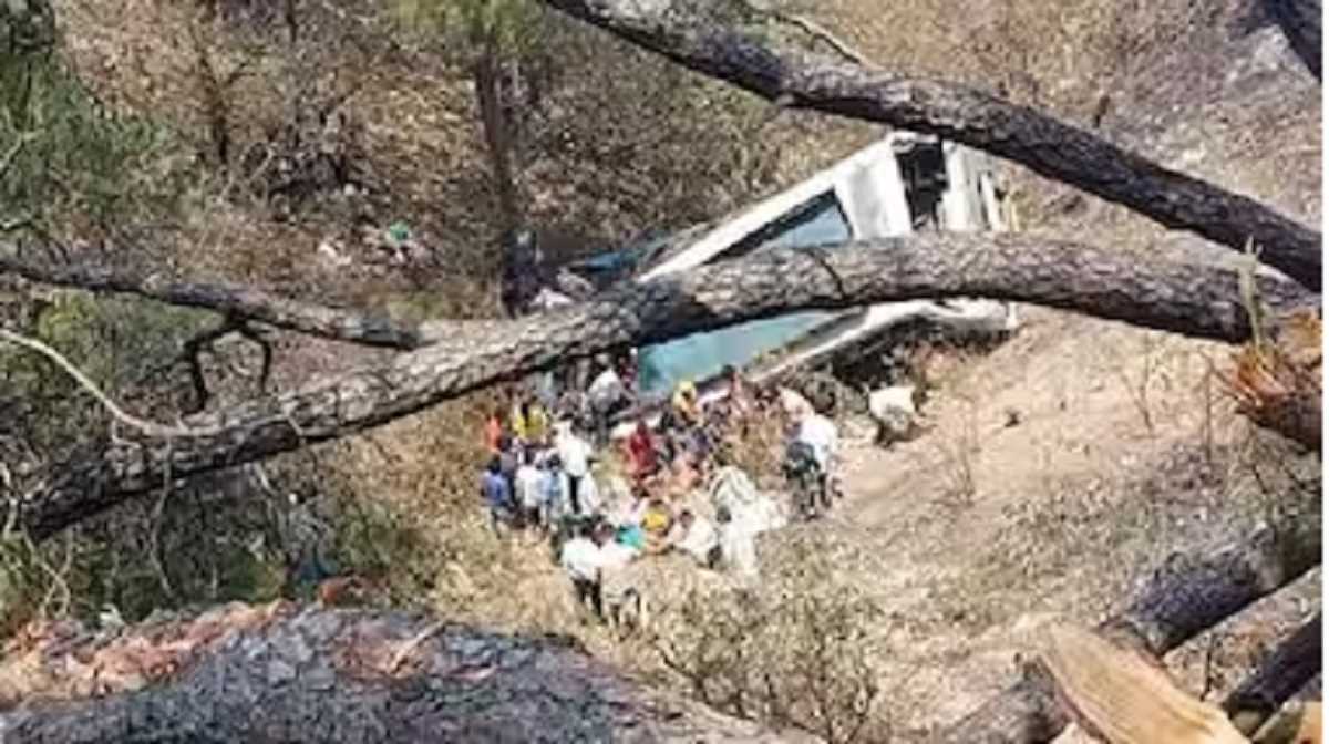 जम्मू में बस खाई में गिरी, 21 तीर्थयात्रियों की मौत, 30 घायल