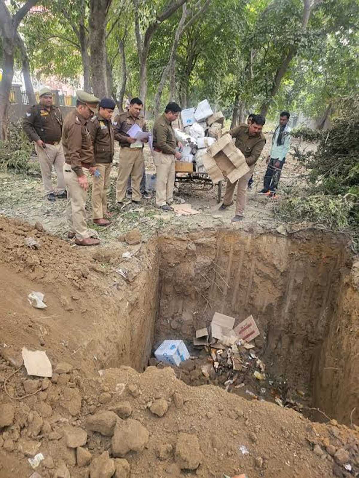 वैदपुरा में चला ग्रेटर नोएडा प्राधिकरण का बुलडोजर