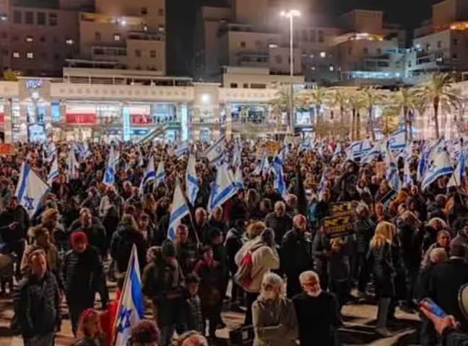 Israel protests: इस्राइली सरकार के खिलाफ प्रदर्शन जारी, नए कानून के विरोध में सड़कों पर उतरे लोग Israel protests: इस्राइली सरकार के खिलाफ प्रदर्शन जारी, नए कानून के विरोध में सड़कों पर उतरे लोग