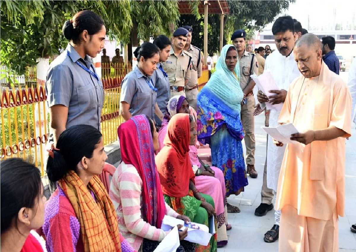 सीएम योगी के जनता दर्शन में बिहार से भी आ रहे फरियादी