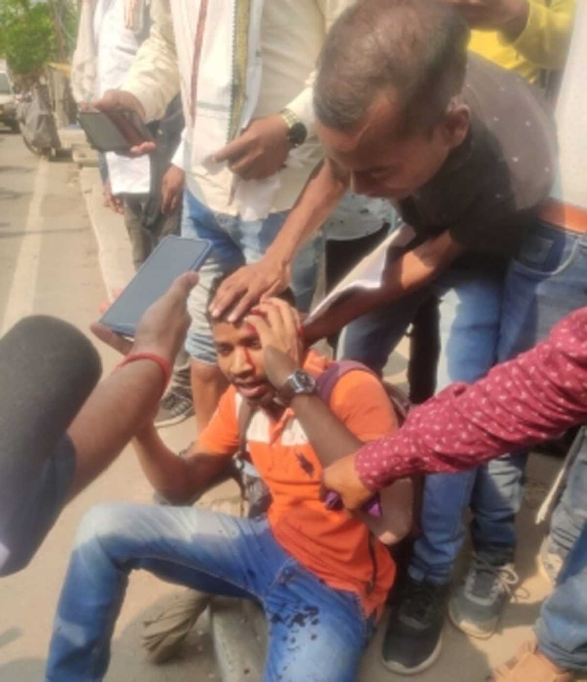 रांची में सीएम आवास घेरने पहुंचे छात्रों पर पुलिस का बल प्रयोग, कई घायल, 20 हिरासत में