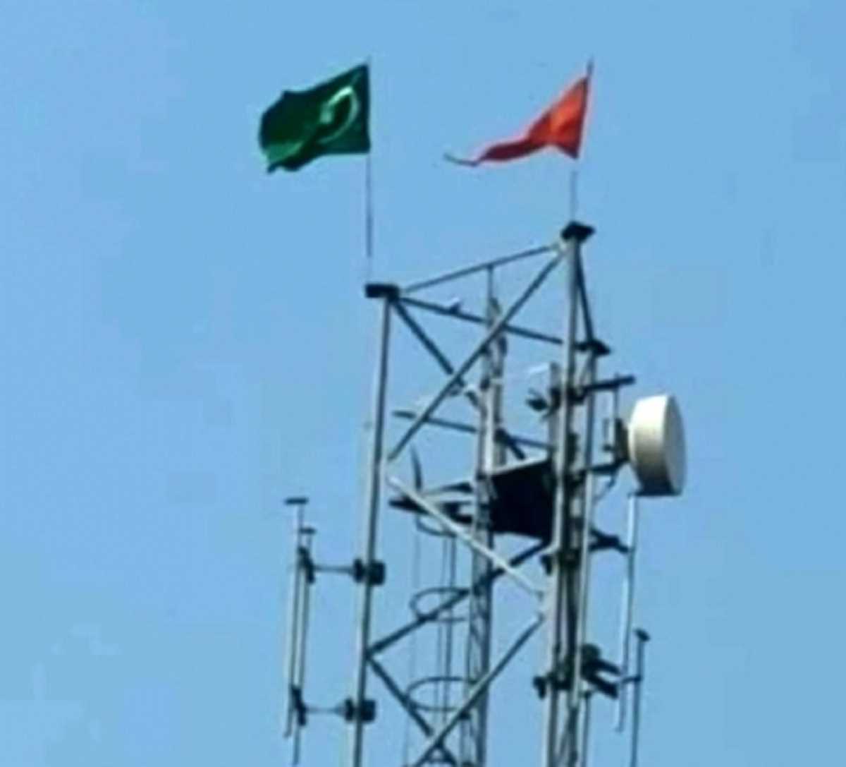 Kushinagar: मोबाइल टॉवर पर भगवा झंडे के साथ फहराया इस्लामिक झंडा, मंजर देख भड़के लोग, BJP कार्यकर्ताओं ने किया हंगामा Kushinagar: मोबाइल टॉवर पर भगवा झंडे के साथ फहराया इस्लामिक झंडा, मंजर देख भड़के लोग, BJP कार्यकर्ताओं ने किया हंगामा