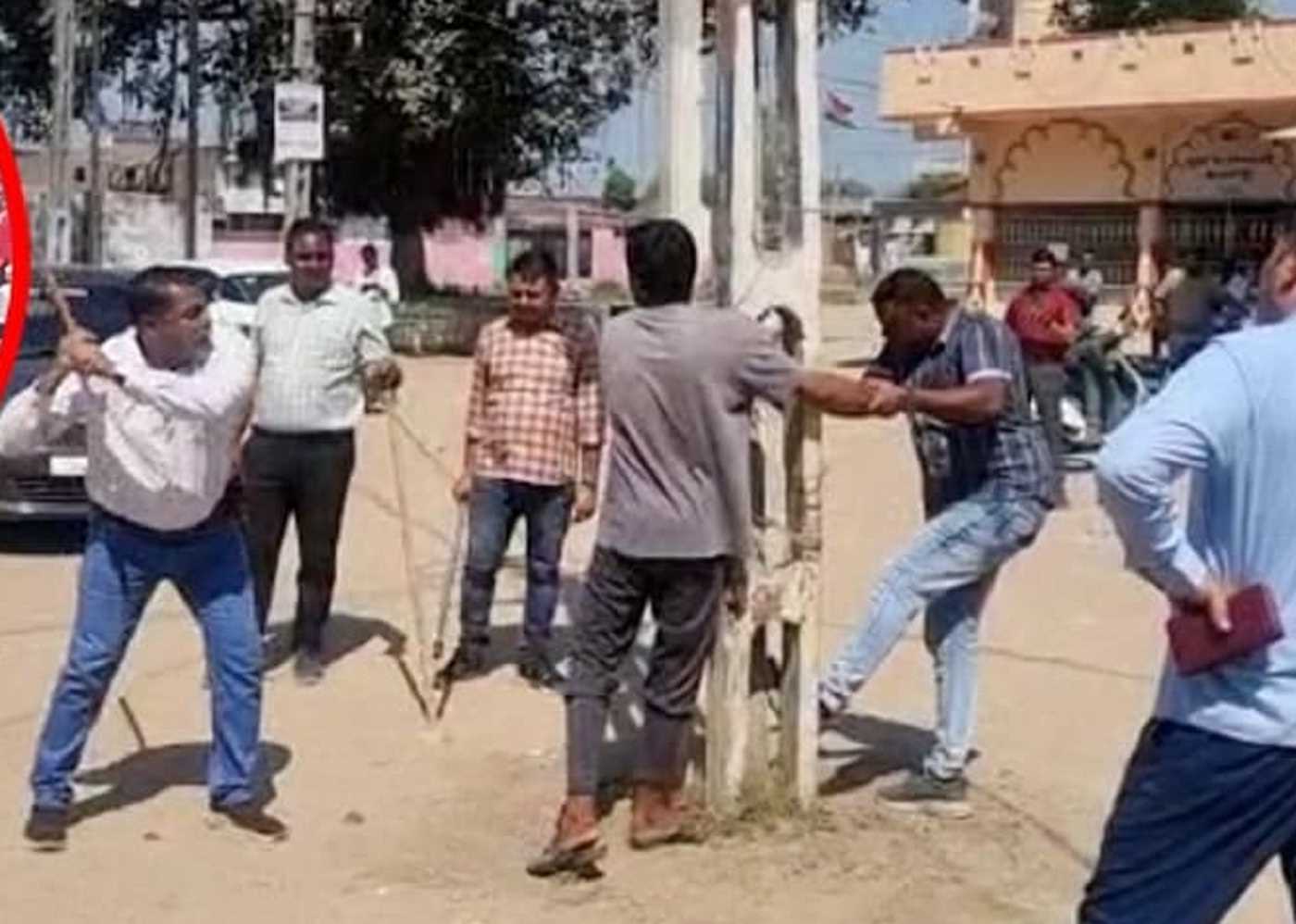 गरबा पर पथराव: भीड़ के सामने खंभे से जकड़े आरोपी, फिर पुलिस ने मारे लठ