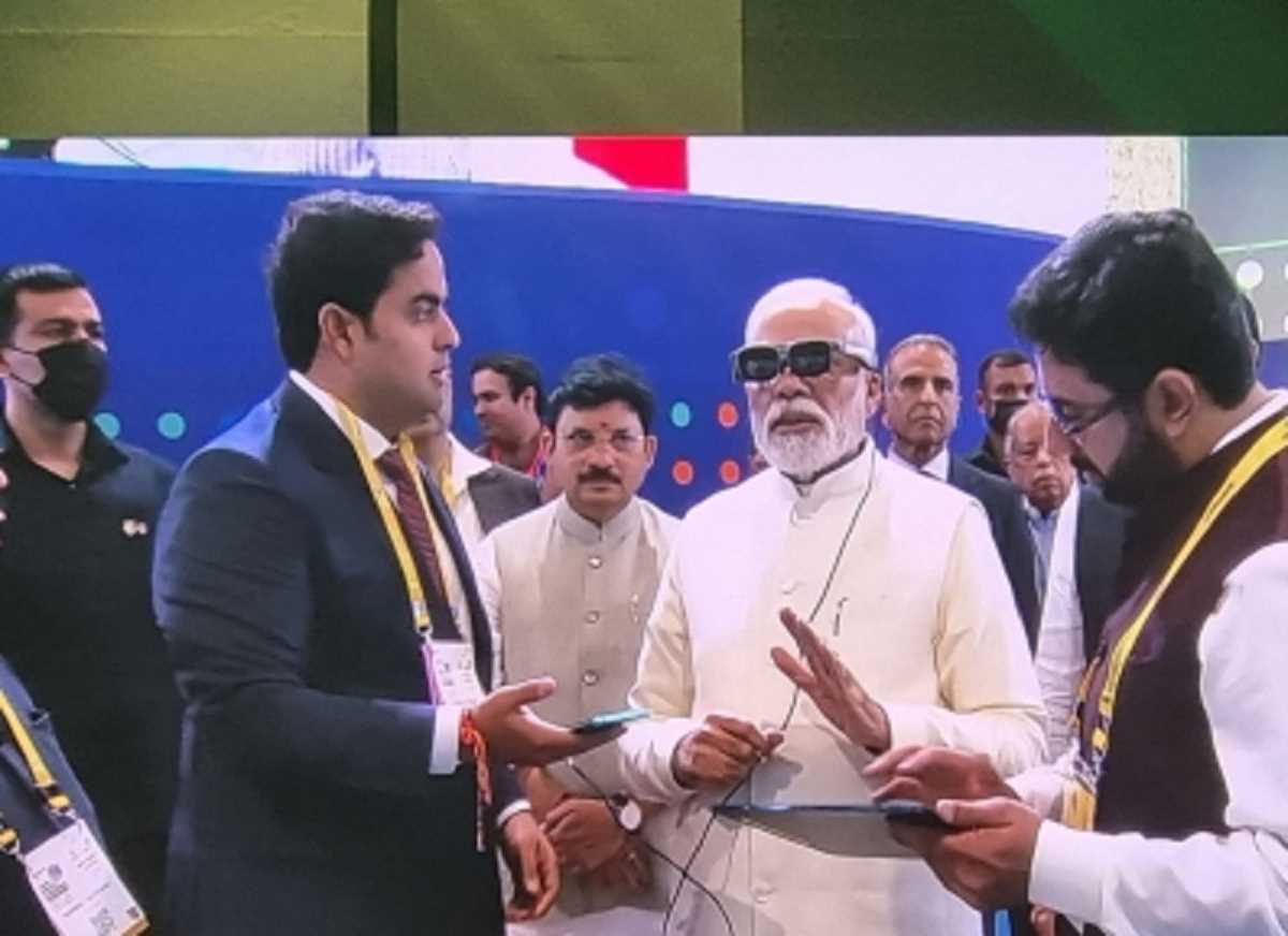 मोदी ने 5जी-सक्षम रिमोट कार चलाई, एआर-वीआर वियरेबल्स का किया अनुभव