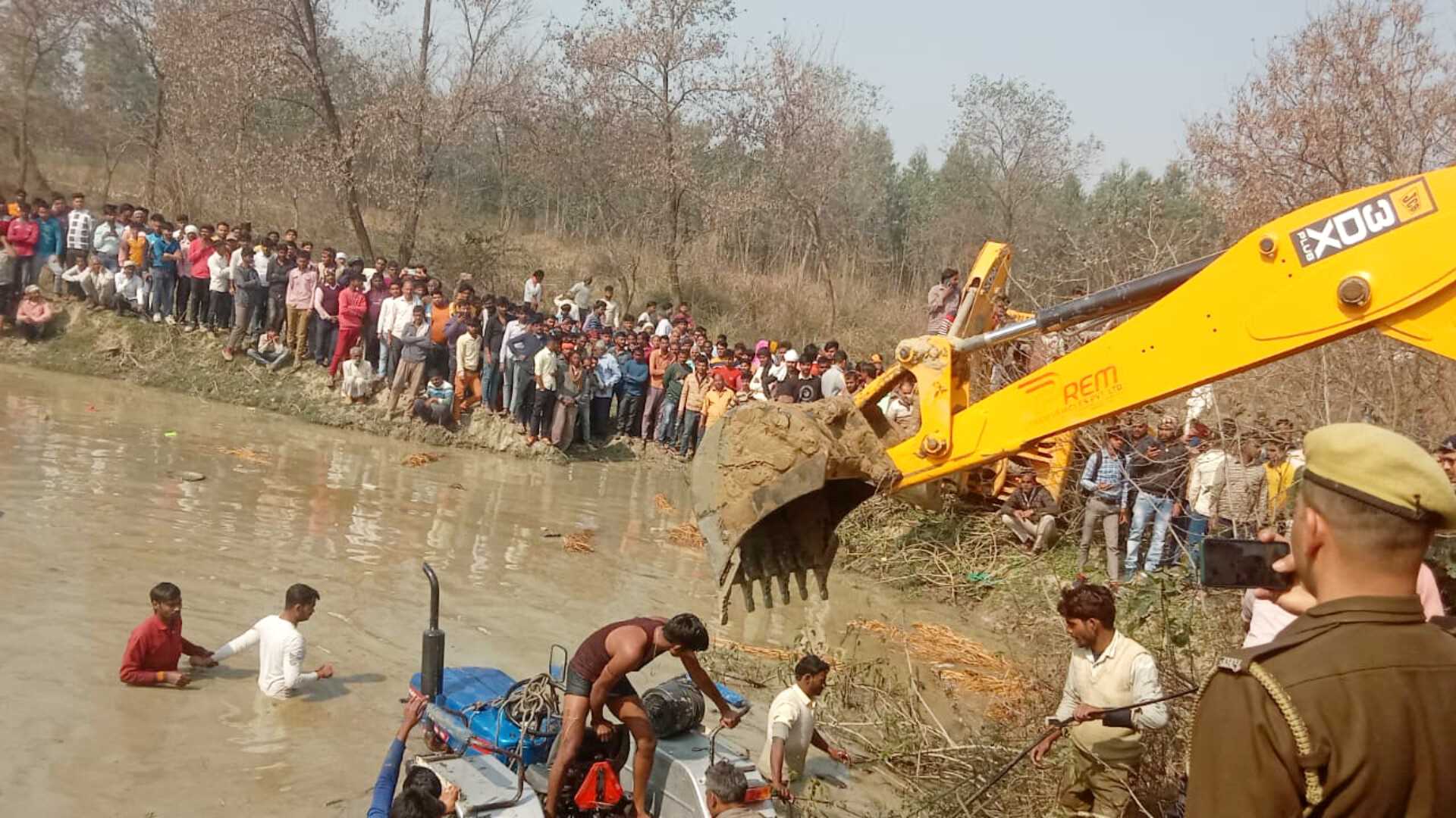 Kasganj news: तालाब में गिरी श्रद्धालुओं से भरी ट्रैक्टर ट्रॉली,15 की मौत