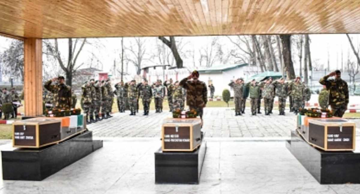 कश्मीर में खाई में गिरने से शहीद हुए 3 जवानों को सेना ने दी श्रद्धांजलि
