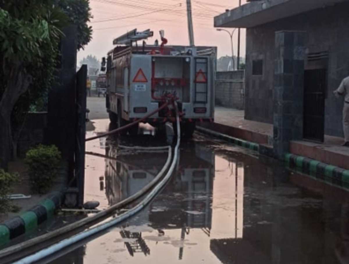 गुरुग्राम की पैकेजिंग फैक्ट्री में लगी आग, मचा हड़कंप गुरुग्राम की पैकेजिंग फैक्ट्री में लगी आग, मचा हड़कंप