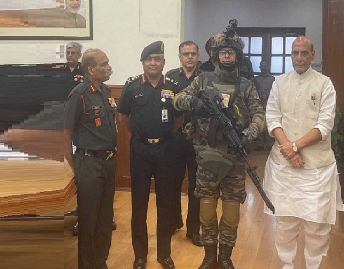 राजनाथ ने सेना को सौंपे निपुण समेत कई हथियार, आर्मी किसी भी खतरे से निपटने को तैयार राजनाथ ने सेना को सौंपे निपुण समेत कई हथियार, आर्मी किसी भी खतरे से निपटने को तैयार
