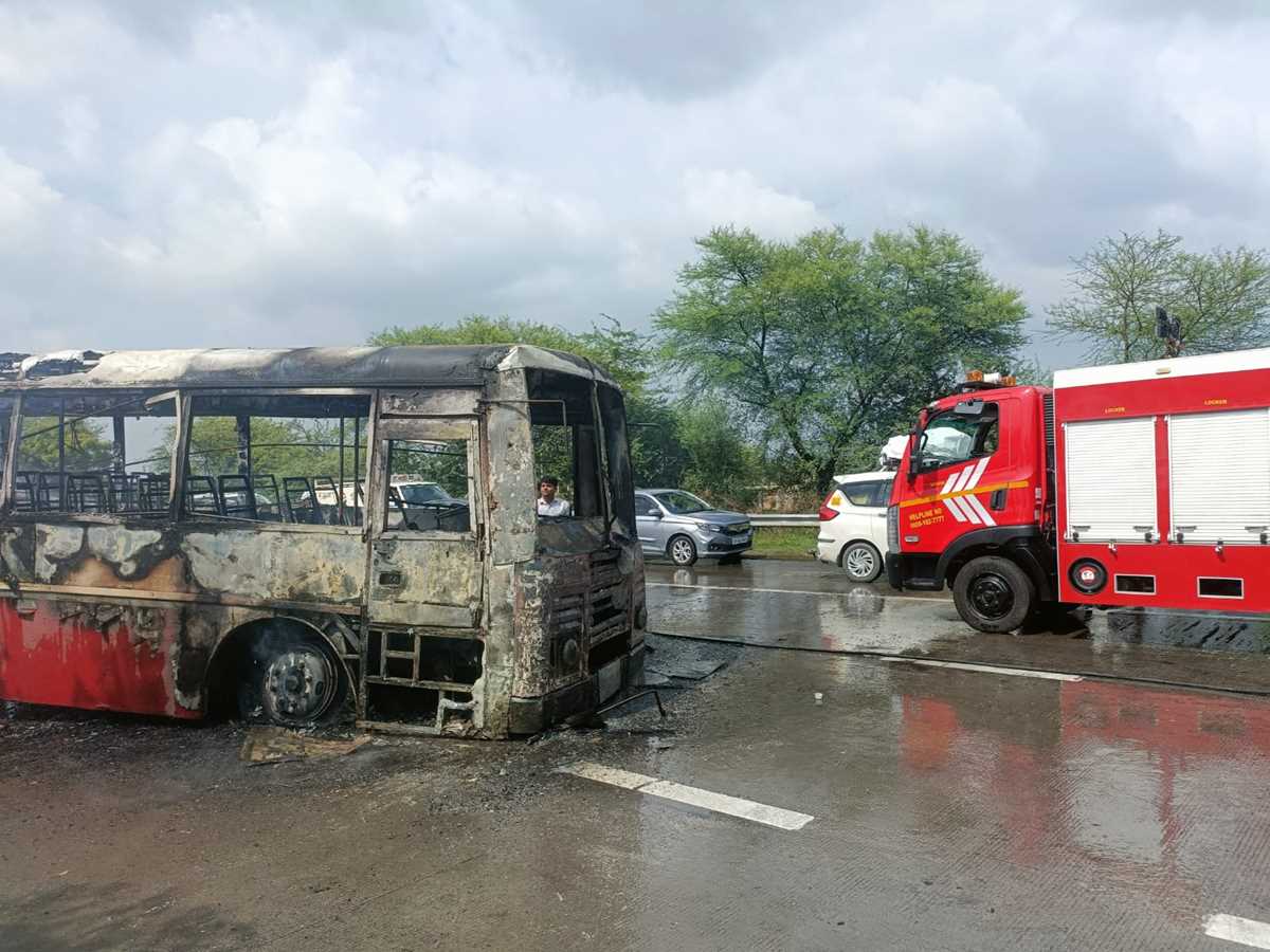 यमुना एक्सप्रेस वे पर रोडवेज में लगी आग