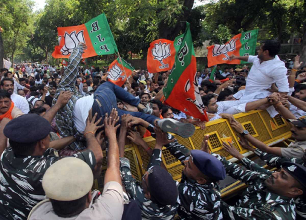 केजरीवाल के इस्तीफे की मांग को लेकर आप दफ्तर के बाहर भाजपा का विरोध प्रदर्शन केजरीवाल के इस्तीफे की मांग को लेकर आप दफ्तर के बाहर भाजपा का विरोध प्रदर्शन