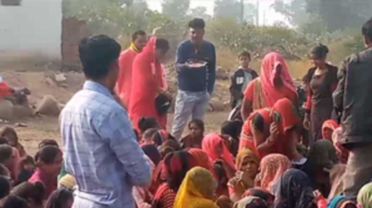 भाजपा उम्मीदवार की पत्नी ने बांटे नोट, मामला दर्ज