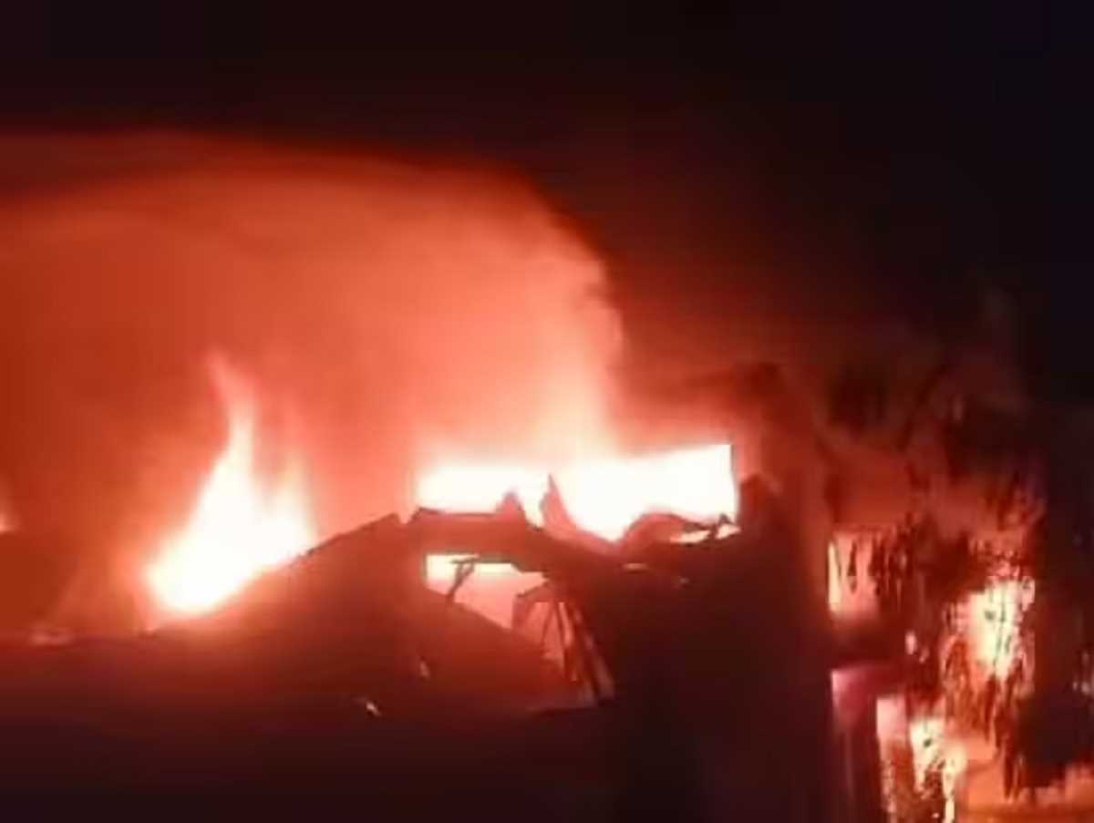 तेल कंपनी में भीषण आग से लाखों का नुकसान