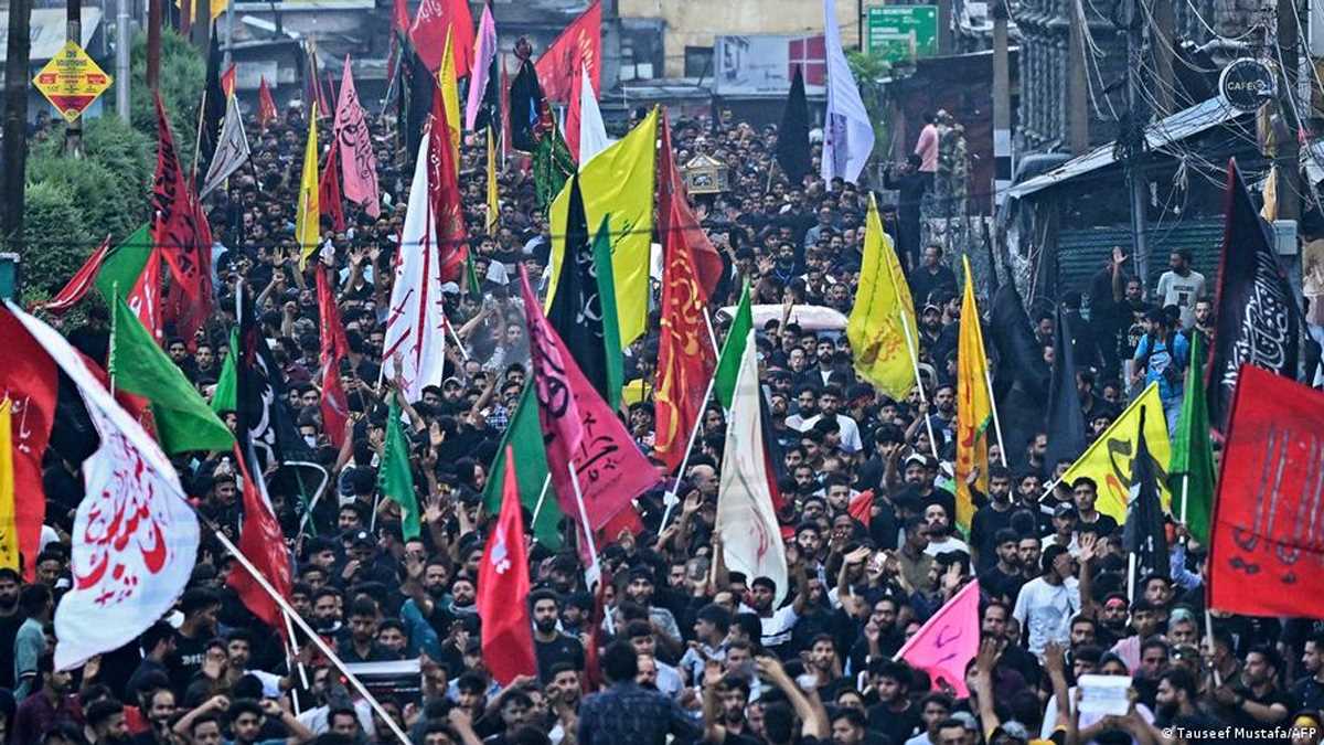 कश्मीर में 33 साल बाद मुहर्रम का जुलूस