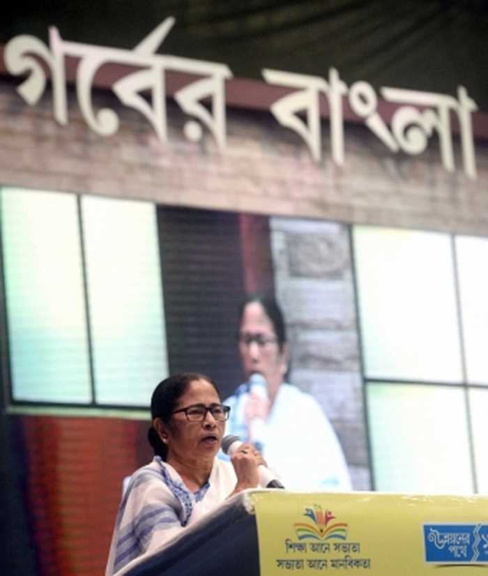 छात्रों के ऋण के लिए आय प्रमाण पत्र पर जोर देने पर ममता ने बैंकों की खिंचाई की