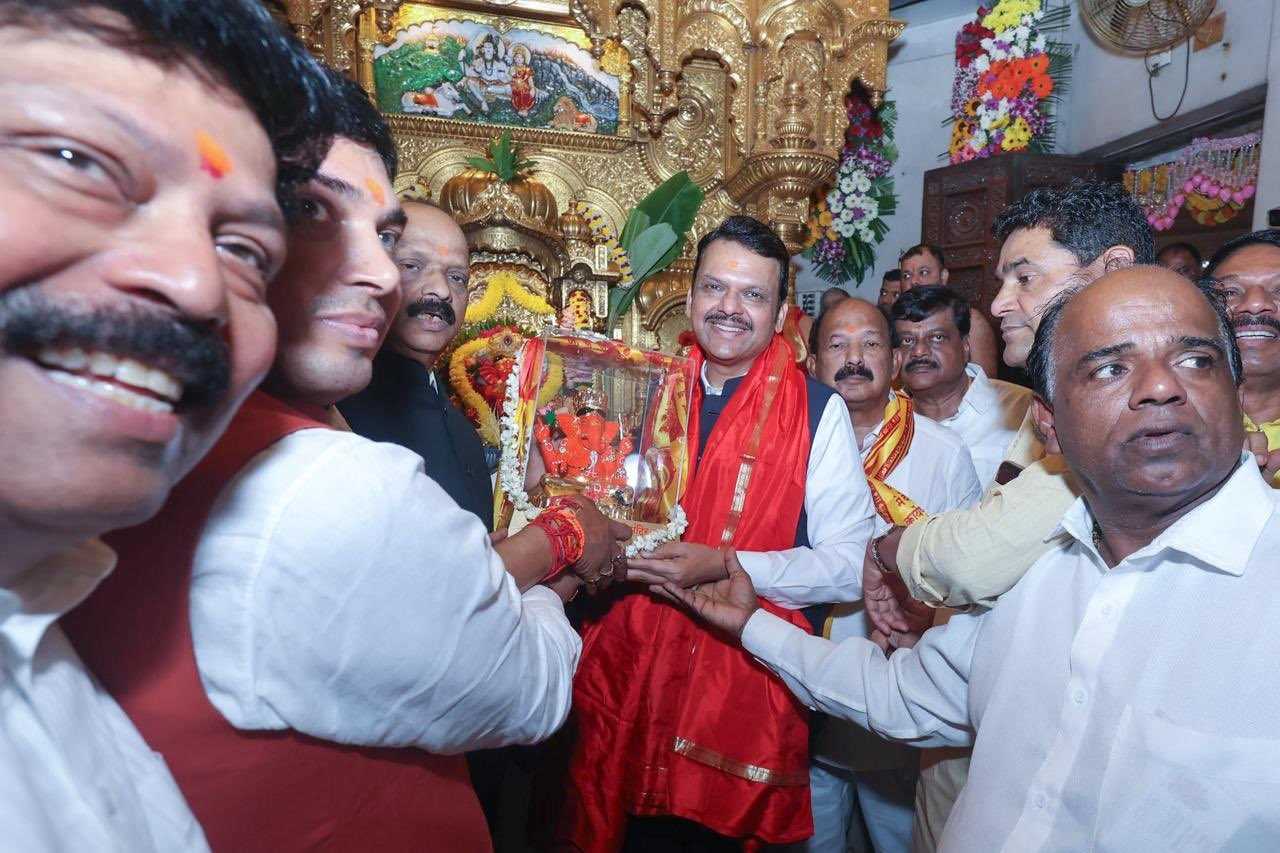 महाराष्ट्र: शपथ ग्रहण से पहले देवेंद्र फडणवीस सिद्धिविनायक मंदिर पहुंचे, लिया आशीर्वाद