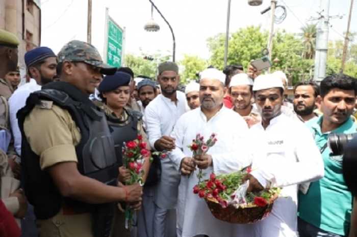 लखनऊ पुलिस ने सभी नमाजियों को भेंट किए गुलाब