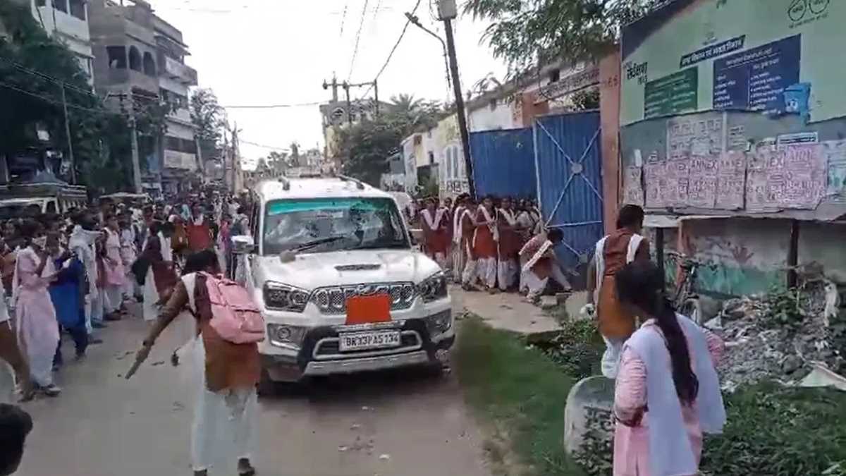 बिहार : स्कूल में बैठने की व्यवस्था नहीं, छात्राओं ने जमकर काटा बवाल, बीईओ की गाड़ी तोड़ी