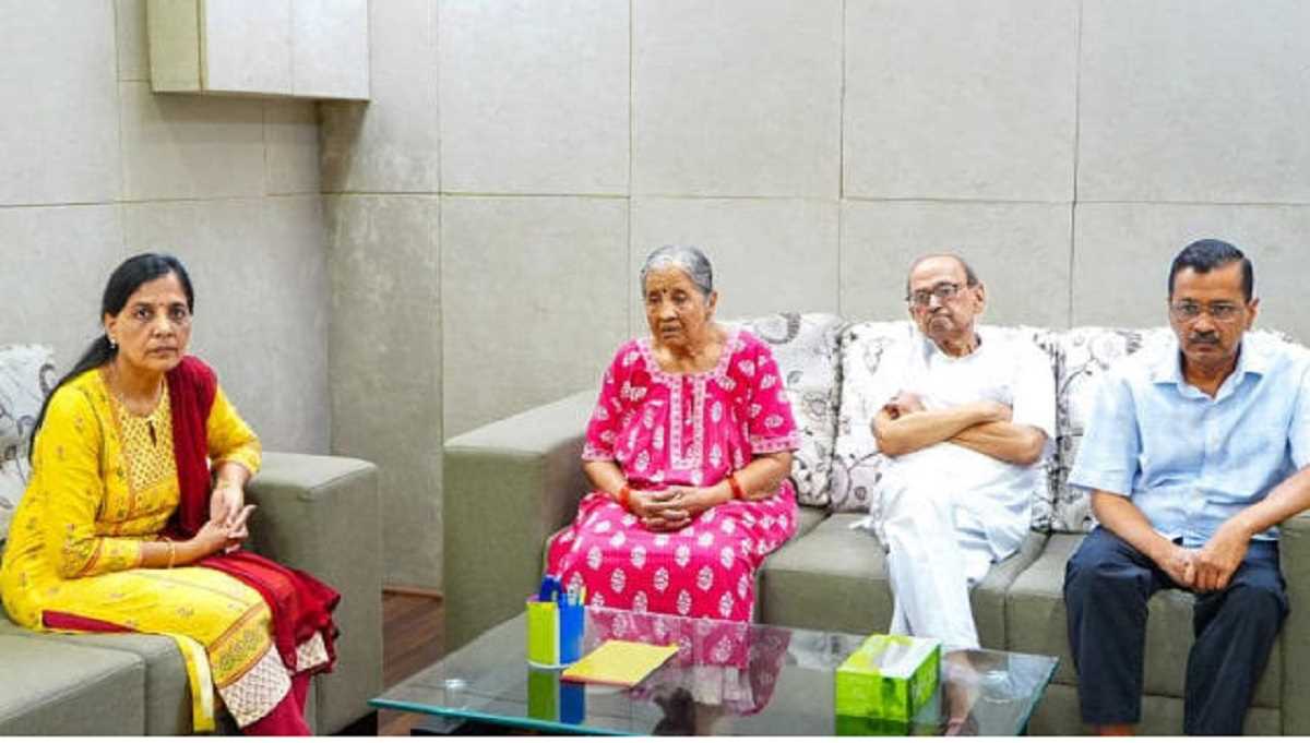 सीएम केजरीवाल का पीएम मोदी पर आरोप, कहा- मुझे तोड़ने के लिए मेरे बूढ़े मां-बाप को बनाया निशाना सीएम केजरीवाल का पीएम मोदी पर आरोप, कहा- मुझे तोड़ने के लिए मेरे बूढ़े मां-बाप को बनाया निशाना