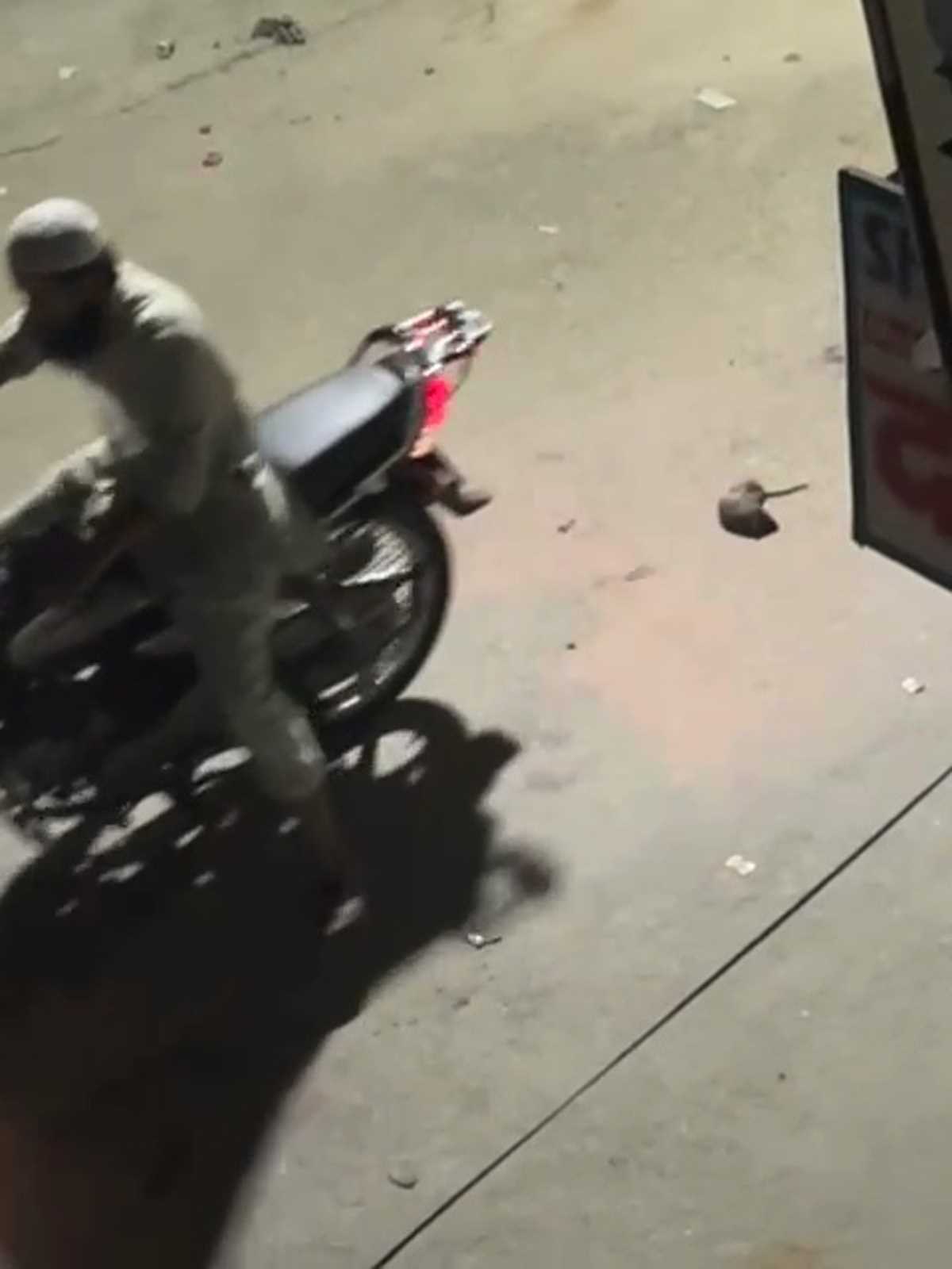 चूहा मारने के वायरल वीडियो पर एक शख्स हुआ गिरफ्तार, पुलिस ने कहा- दुकान पर कर रहा था बलवा