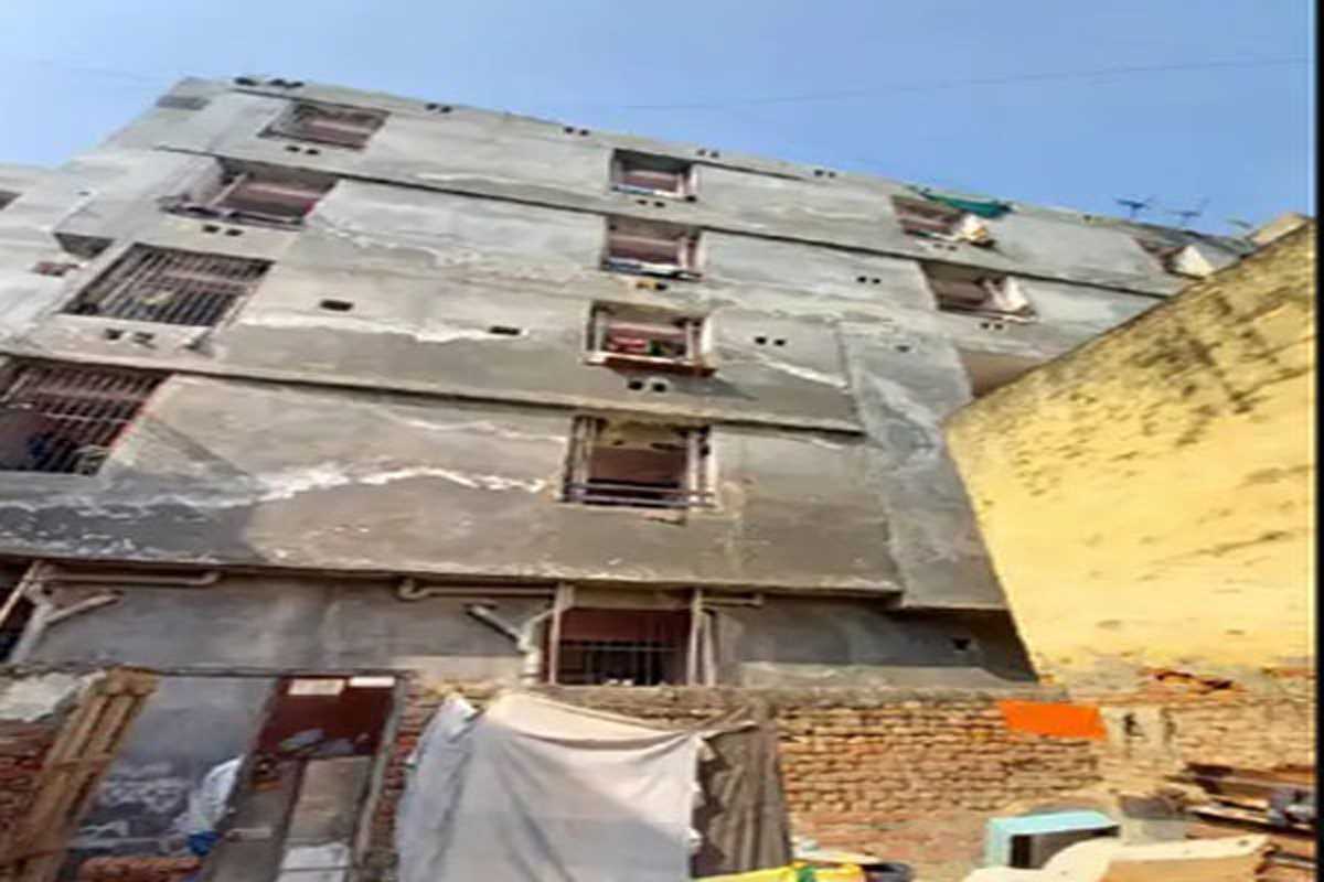 नोएडा में दो बेटियों को चौथी मंजिल से नीचे फेंक खुद भी कूदी महिला, एक बच्ची की मौत, मां-बेटी गंभीर