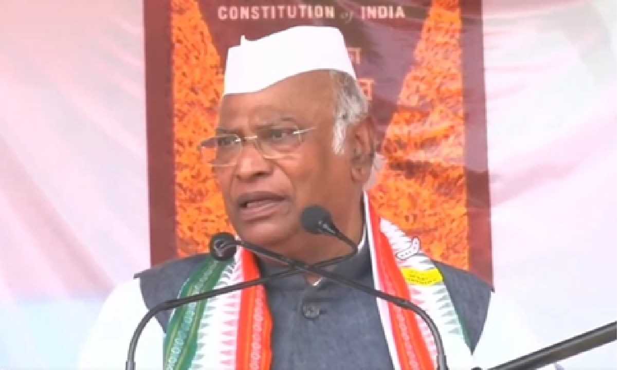 पीएम मोदी और सीएम नीतीश कुमार की जोड़ी सिर्फ कुर्सी के लिए, बिहार के बक्सर में गरजे खड़गे