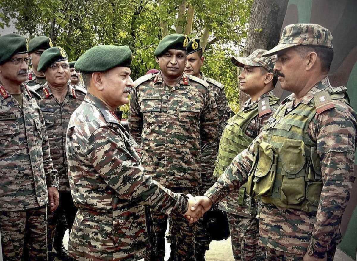 सेना कमांडर ने सीमावर्ती इलाकों का किया दौरा, आतंकवादी विरोधी अभियानों का लिया जायजा