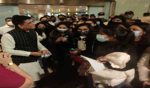 यूक्रेन से 219 छात्रों का पहला जत्था मुंबई पहुंचा