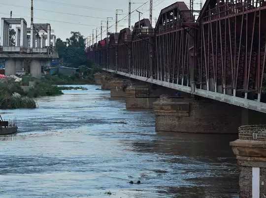 दिल्ली में लगातार घट रहा है यमुना का जल स्तर, बढ़ी राजनीतिक चिंता दिल्ली में लगातार घट रहा है यमुना का जल स्तर, बढ़ी राजनीतिक चिंता