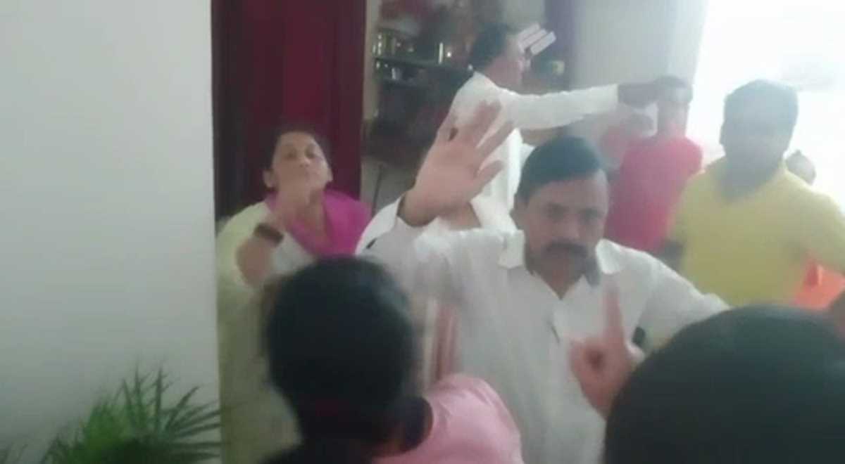 बच्चों के विवाद में बड़े हुए शामिल, मारपीट की आई नौबत, वीडियो आया सामने