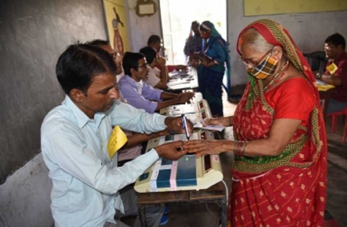 बिहार : कुढ़नी विधानसभा उपचुनाव में मतदान जारी, 11 बजे तक 24 प्रतिशत मतदान