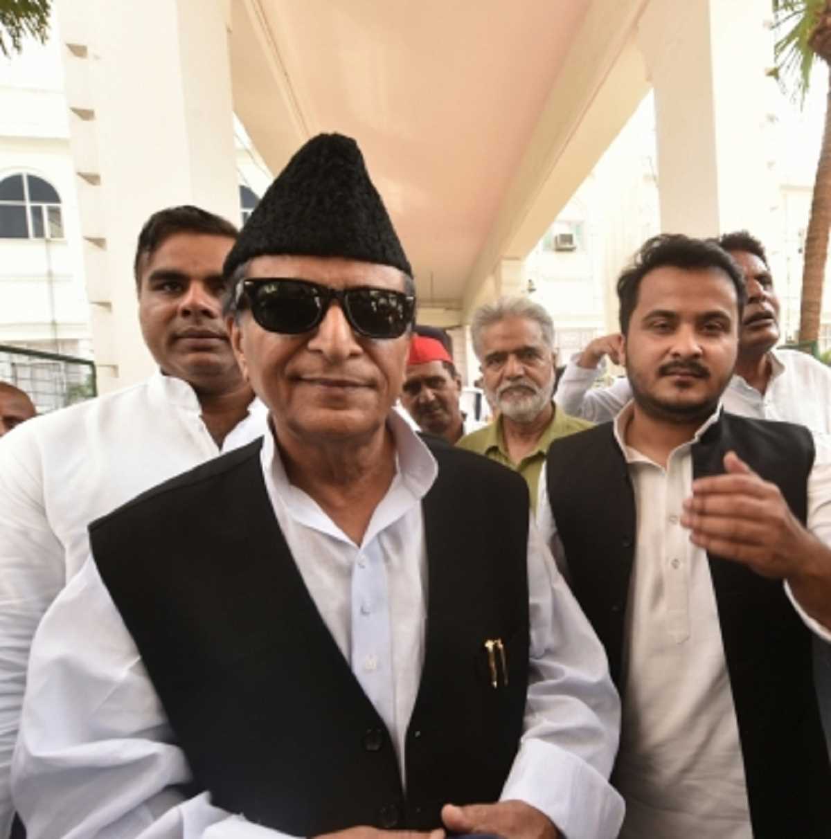 अब वोट भी नहीं दे पाएंगे आजम खान, जानें क्यों हटाया गया वोटर लिस्ट से नाम