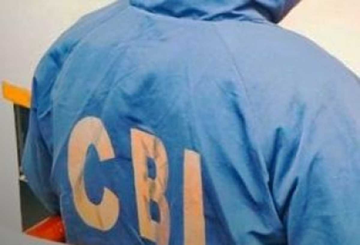 सीबीआई ने एसबीआई अधिकारी को नकदी, आभूषणों की हेराफेरी के आरोप में गिरफ्तार किया