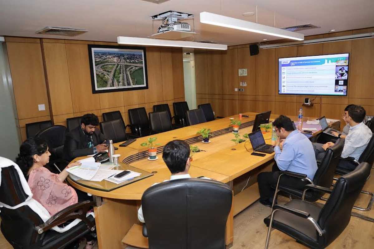 लैंड बैंक पर सीईओ ने प्राधिकरण के सभी विभागों संग की बैठक