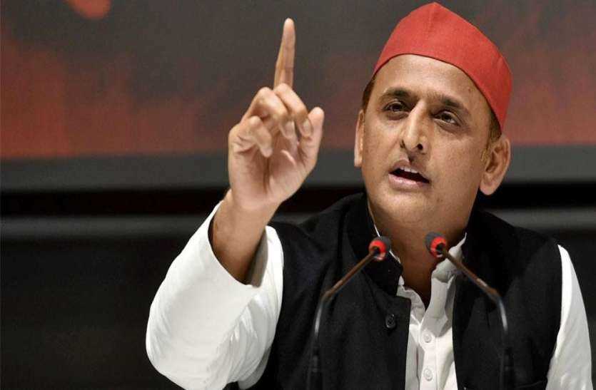 आजम खां को फंसाने में सरकार के साथ भ्रष्ट पुलिस भी शामिल: अखिलेश यादव