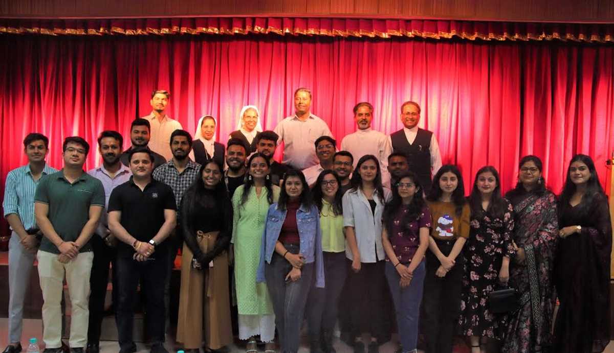 पुरा छात्र मिलन समारोह में विद्यार्थियों ने अपनी सफलता को किया साझा