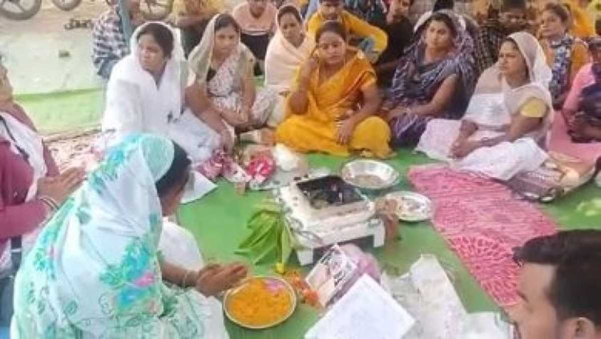 विधवा महिलाएं नियुक्ति की मांग को लेकर कर रहीं प्रदर्शन