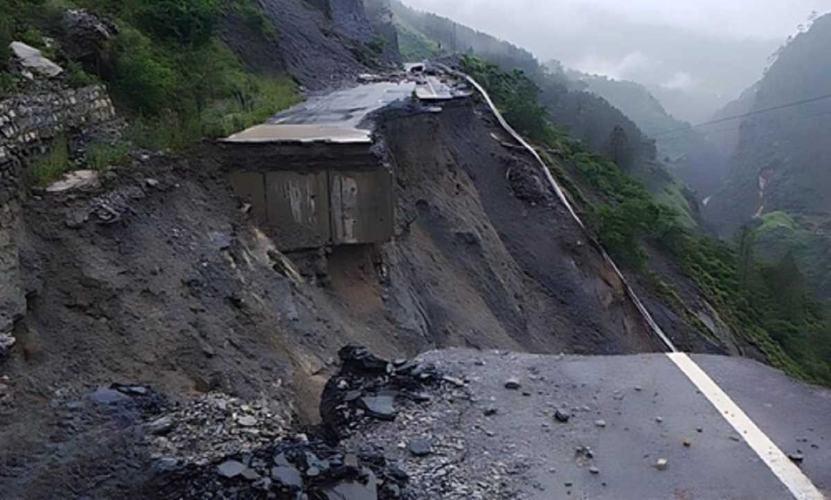 बद्रीनाथ राष्ट्रीय राजमार्ग पर भनेरपानी पीपलकोटी के पास 50 मीटर हिस्सा भूस्खलन से ध्वस्त