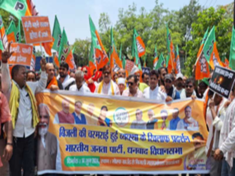 झारखंड में भीषण गर्मी के बीच बिजली-पानी के लिए त्राहि-त्राहि, जगह-जगह सड़कों पर उतरे लोग