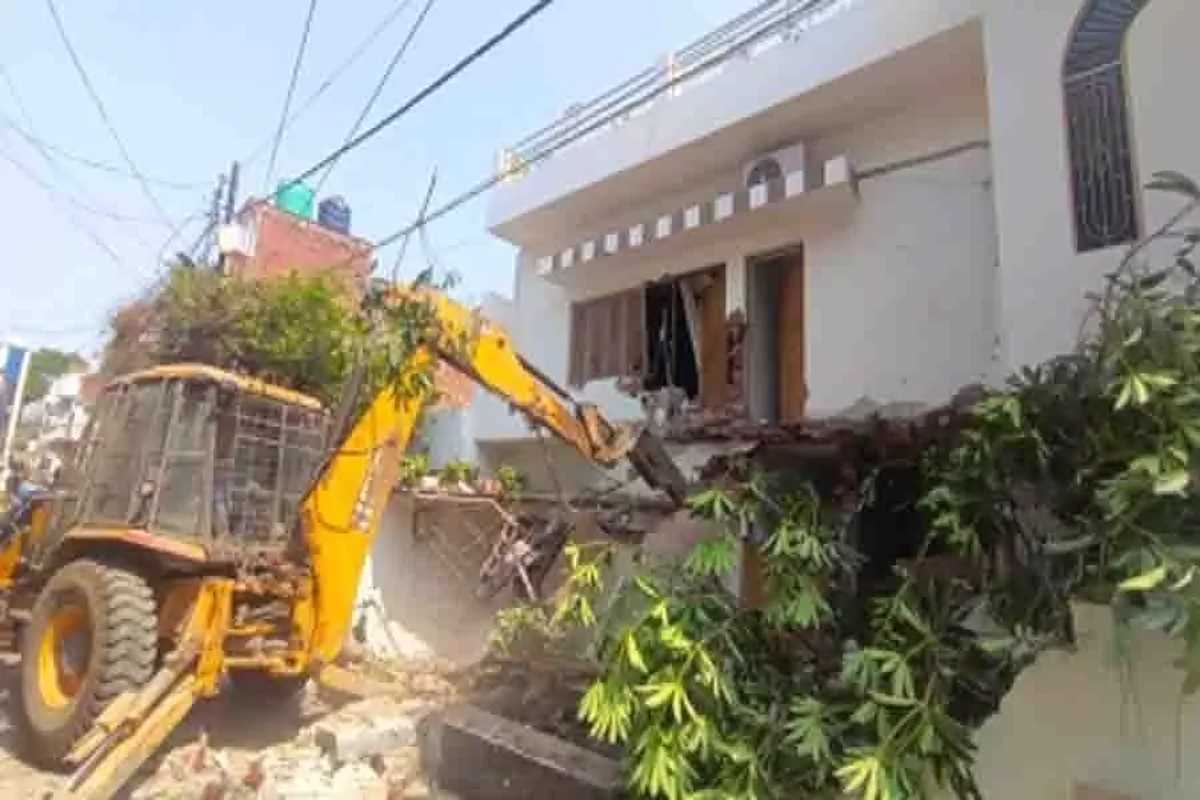 अतीक अहमद के करीबी के घर पर चला बुलडोजर