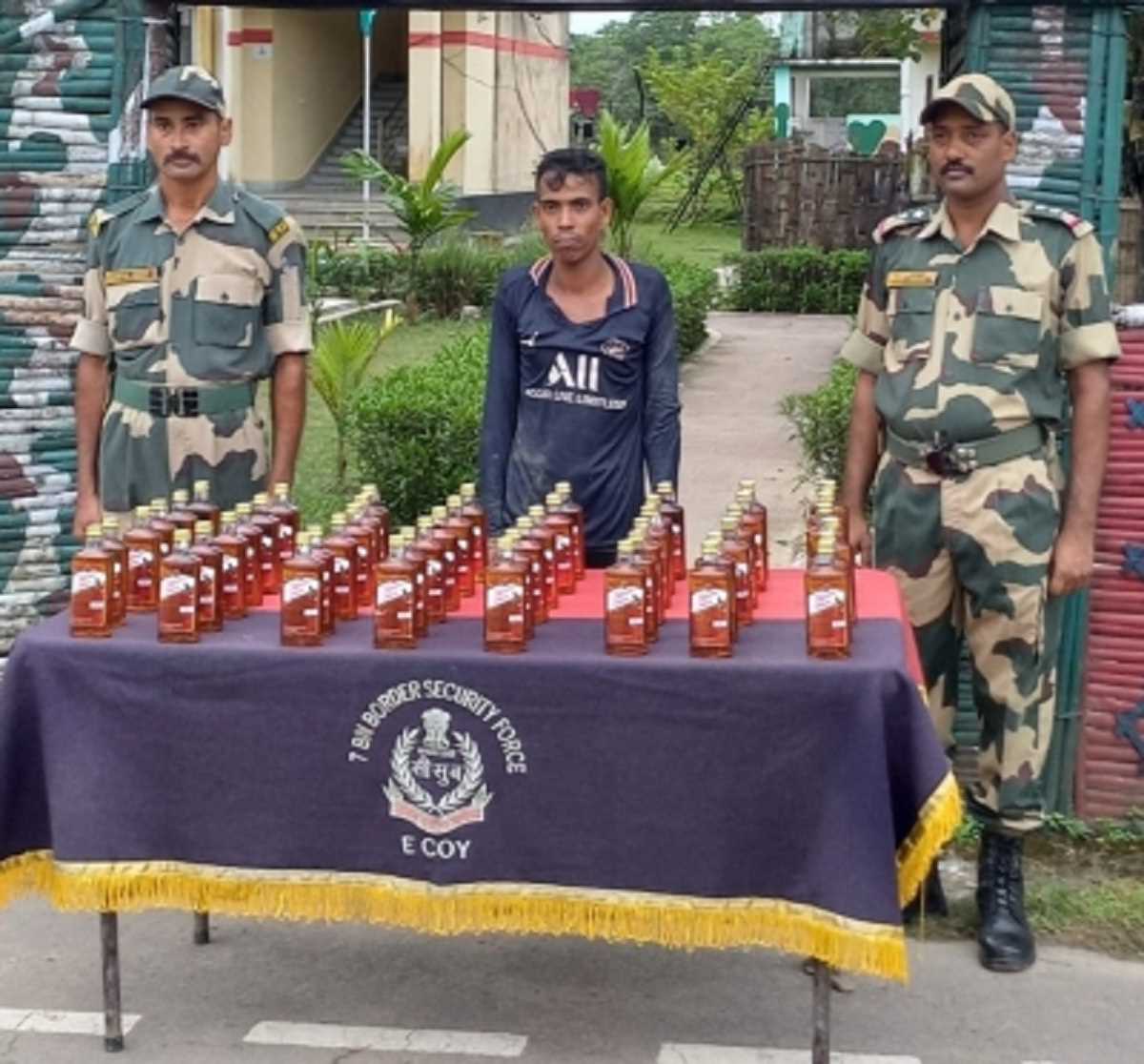 अवैध शराब के साथ बीएसएफ ने बांग्लादेशी तस्कर को किया गिरफ्तार