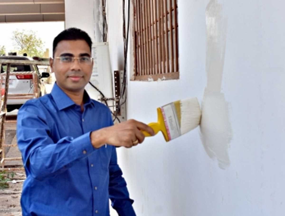 रायपुर : बालोद का कलेक्टोरेट भवन चमकेगा गोबर के पेंट से रायपुर : बालोद का कलेक्टोरेट भवन चमकेगा गोबर के पेंट से