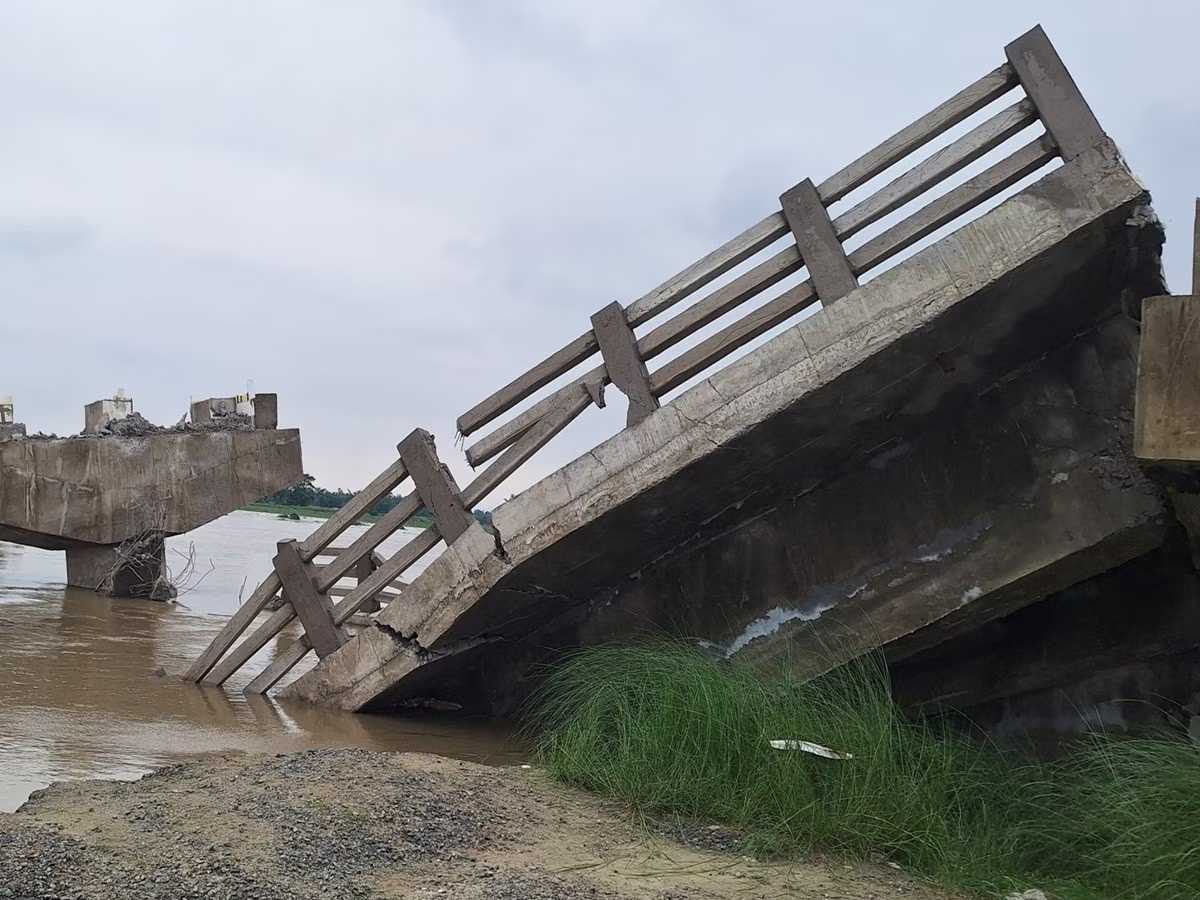 बिहार में 11 दिनों के अंदर पांच पुल गिरे, सरकार पर उठे सवाल