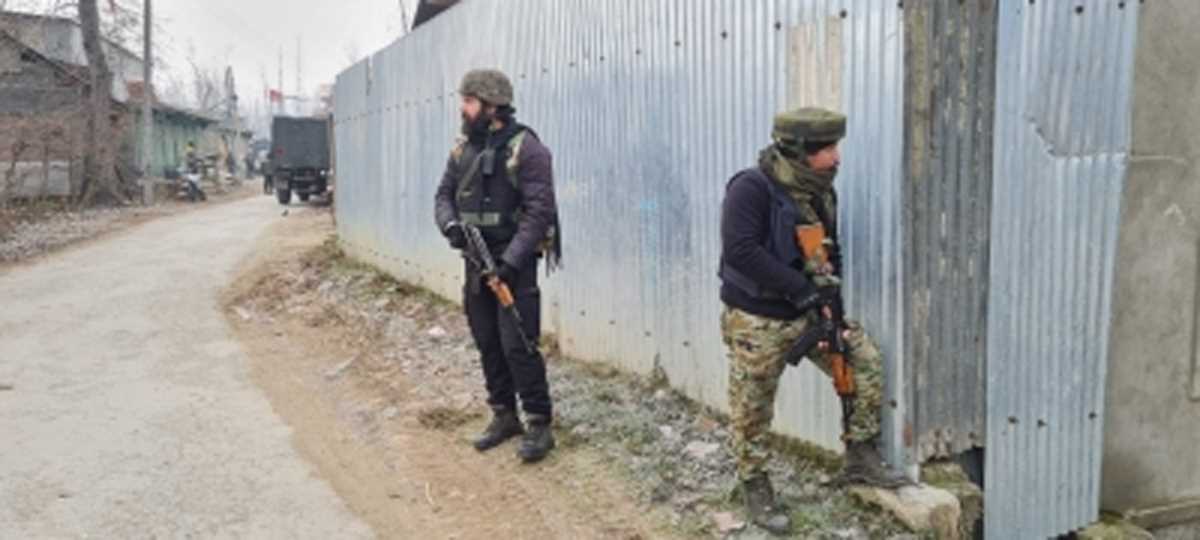 जम्मू-कश्मीर के बडगाम में आतंकवादियों के साथ मुठभेड़ शुरू