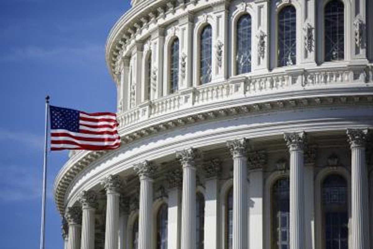 अमेरिकी कांग्रेस ने अंतिम क्षणों में सरकार को शटडाउन से बचाया
