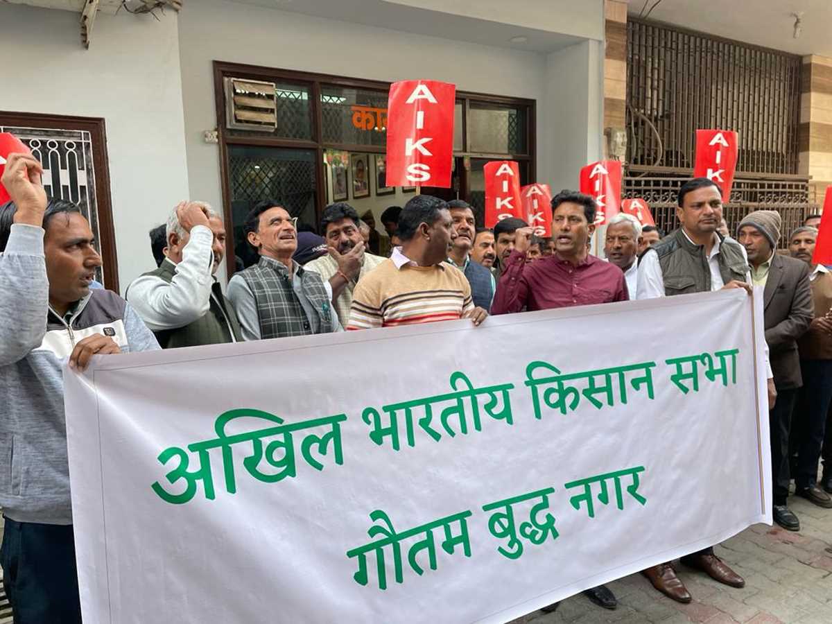 किसानों ने दादरी विधायक तेजपाल नागर के आवास पर किया प्रदर्शन