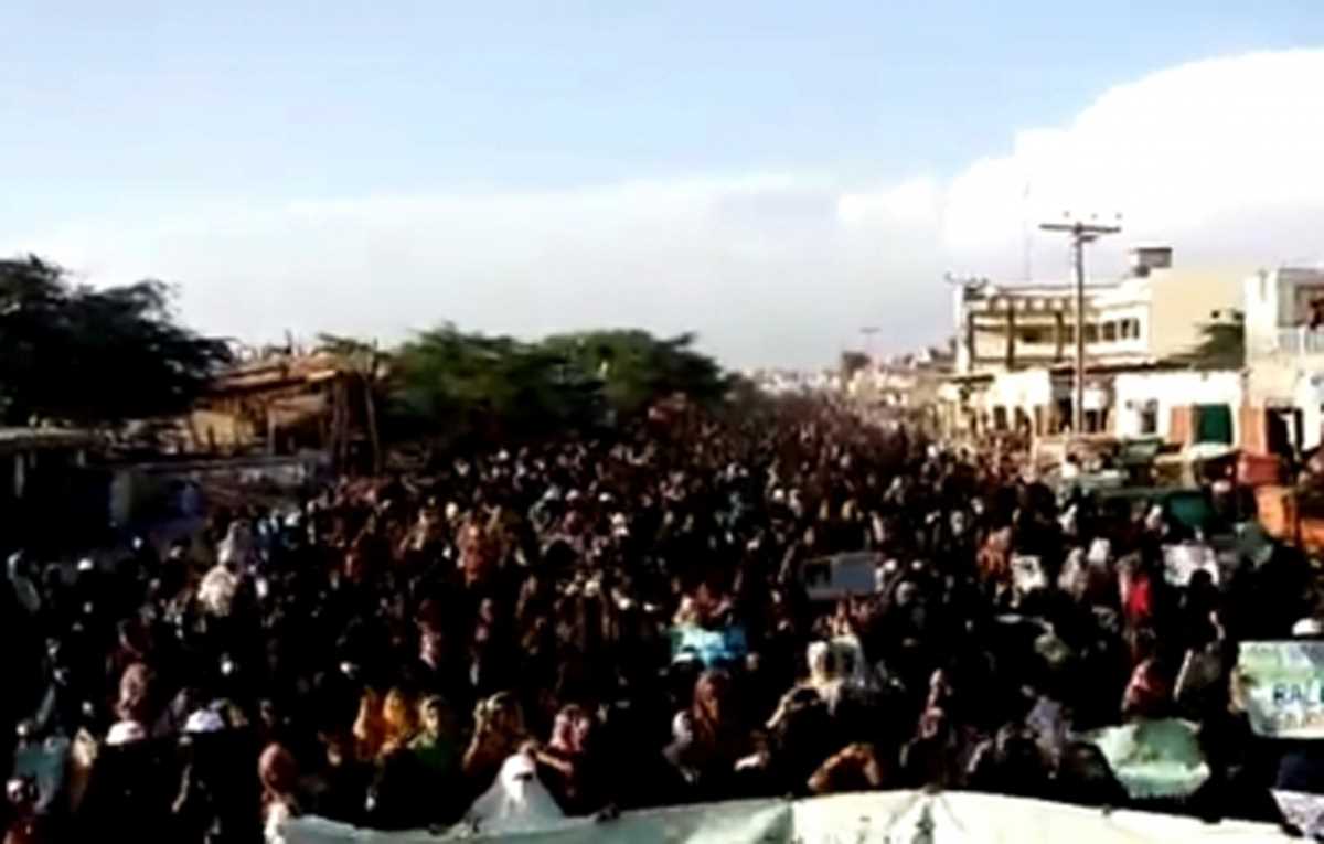 पाक में राजनीतिक संगठन के प्रमुख की रिहाई के लिए बुर्काधारी महिलाओं का प्रदर्शन