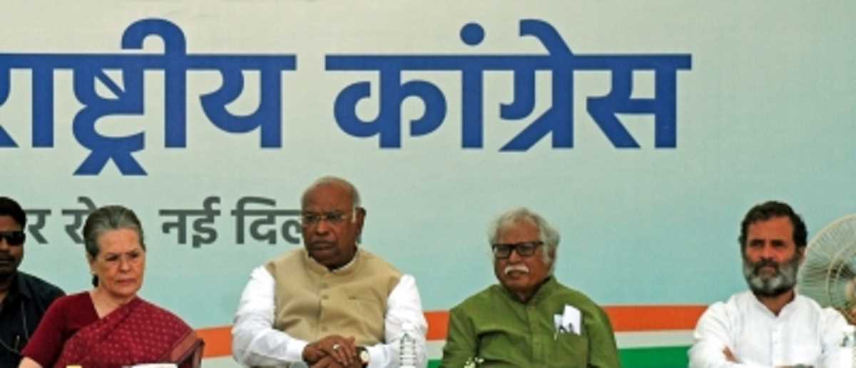 कांग्रेस की कमान अब मल्लिकार्जुन खड़गे के हाथ, बोले- आज मजदूर का बेटा अध्यक्ष बना, मेरे लिए भावुक पल