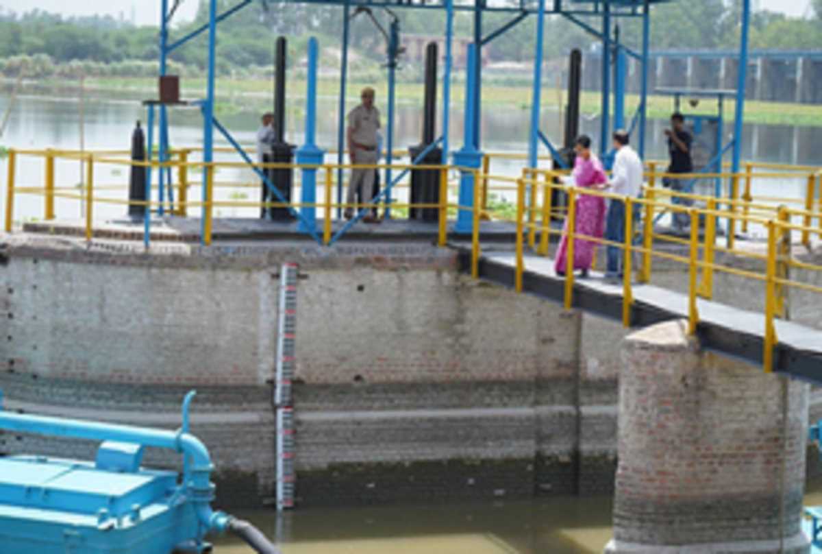 दिल्ली सरकार की जल मंत्री आतिशी ने वजीराबाद बैराज का किया दौरा